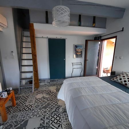 Le Lodge Des Chenes Brousses-et-Villaret Экстерьер фото