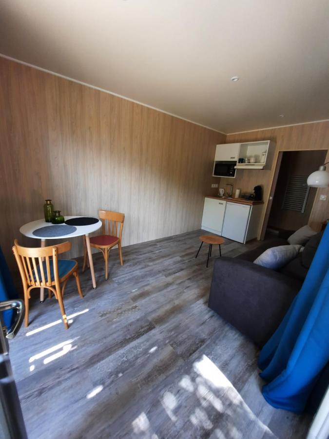 Le Lodge Des Chenes Brousses-et-Villaret Экстерьер фото