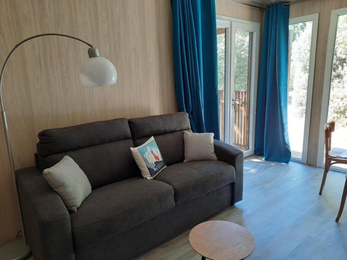 Le Lodge Des Chenes Brousses-et-Villaret Экстерьер фото