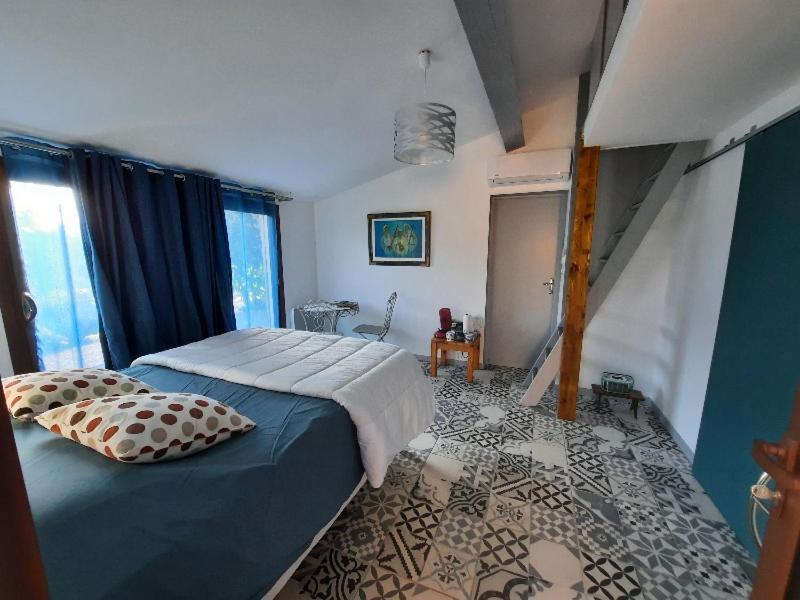 Le Lodge Des Chenes Brousses-et-Villaret Экстерьер фото
