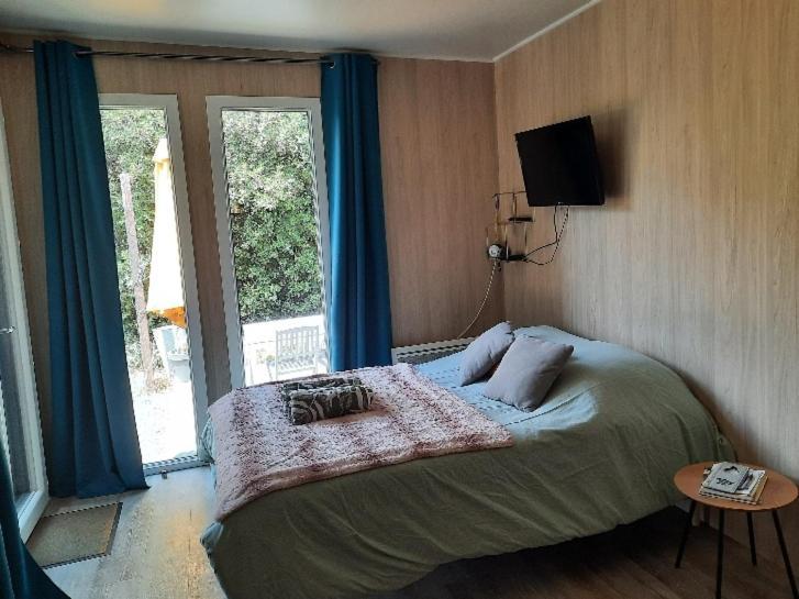 Le Lodge Des Chenes Brousses-et-Villaret Номер фото