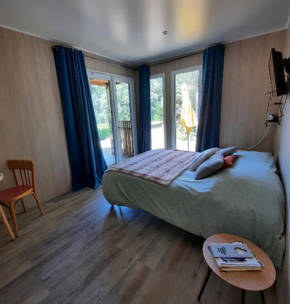 Le Lodge Des Chenes Brousses-et-Villaret Экстерьер фото